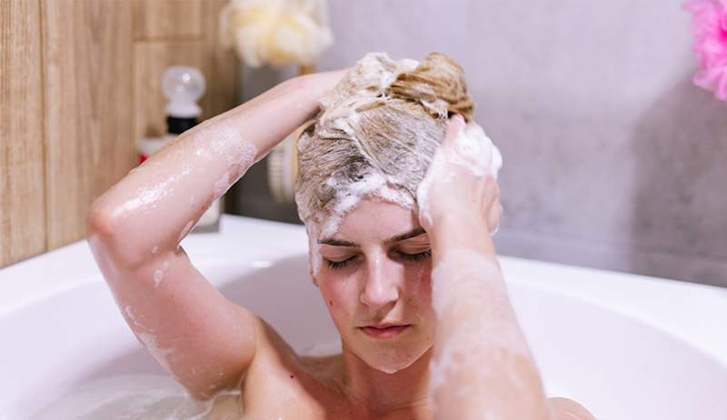 Quale shampoo che ti sta i capelli, non può fare, secondo un parrucchiere, un dermatologo e un chimico