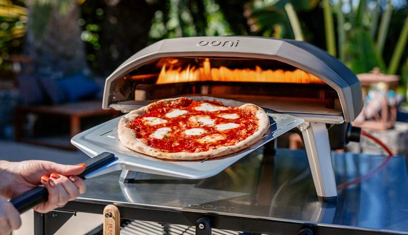 Ce four à pizza en plein air cuit parfaitement des tartes en 60 secondes seulement