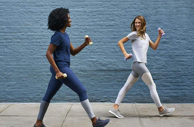 Este nuevo kit de Allbirds Voices x Allbirds es la colaboración de ropa activa más acogedora de la temporada