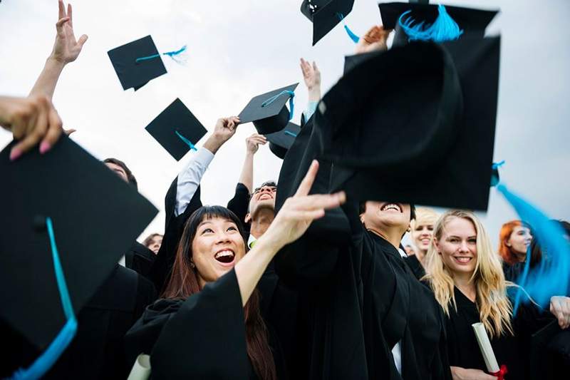 As mulheres estão * dominando * como palestrantes de início da faculdade este ano