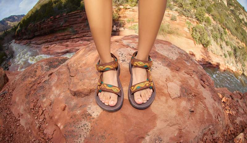 Estas sandalias de senderismo listas para el río son la mejor manera de mantenerse apoyadas y secas en sus aventuras acuáticas este verano