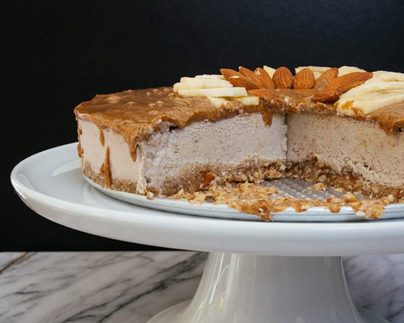 Denne mandelsmør Banana Cashew Cheesecake -oppskriften er Paleo godkjent