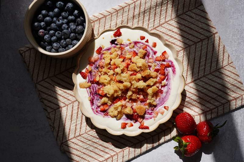 Denne femstjerners 'frokosten i paradiset' Berry Crumble Parfait er fullpakket med protein- og betennelsesdempende fordeler