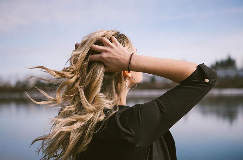 El truco de ducha de 30 segundos para agregar brillo instantáneo a tu cabello