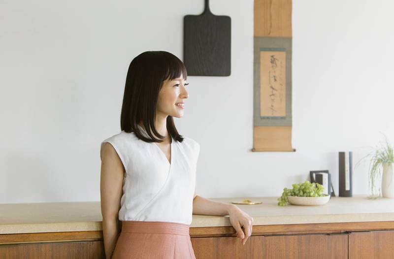 Marie Kondo az első Joy-Comming termékével mozog a Muji területén