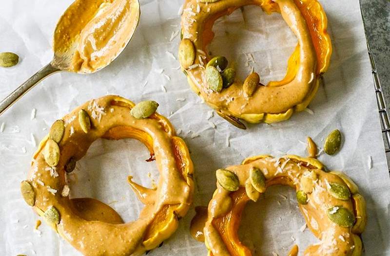 Vegan Delicata „Donuts“ sú tu, aby stekovali všetky ostatné recepty na spadnutie