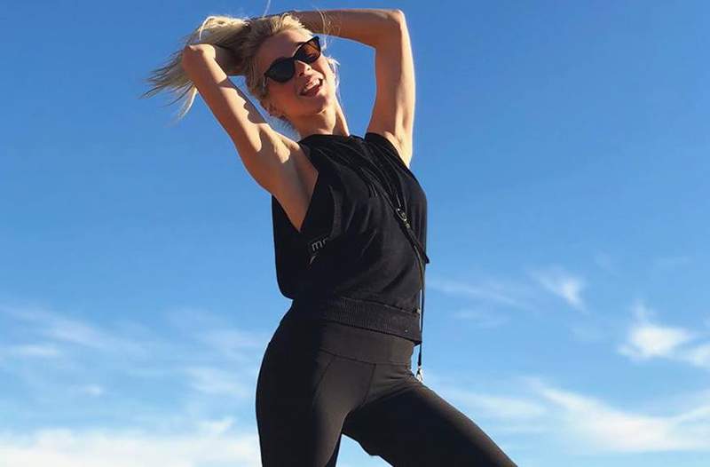 Cara Menari Jalan Anda ke Inti Level Julianne Hough (tanpa latihan abs tunggal)