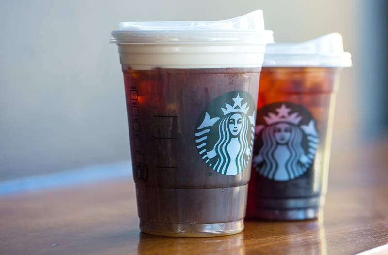 Starbucks está nixando essa coisa importante de seus canudos