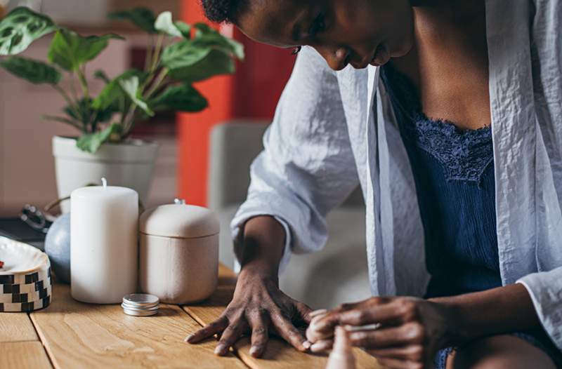 C'est comment retirer votre manucure de gel en toute sécurité sans éplucher vos ongles dans le processus