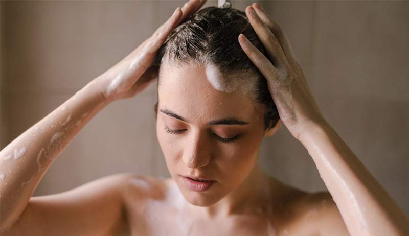 Ce shampooing et revitalisant anti-âge de nouvelle génération arrête les cheveux gris sur ses traces