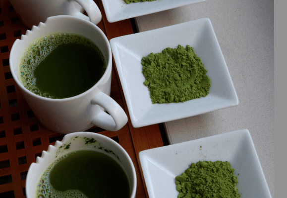 Mengapa semua orang menyeruput teh matcha