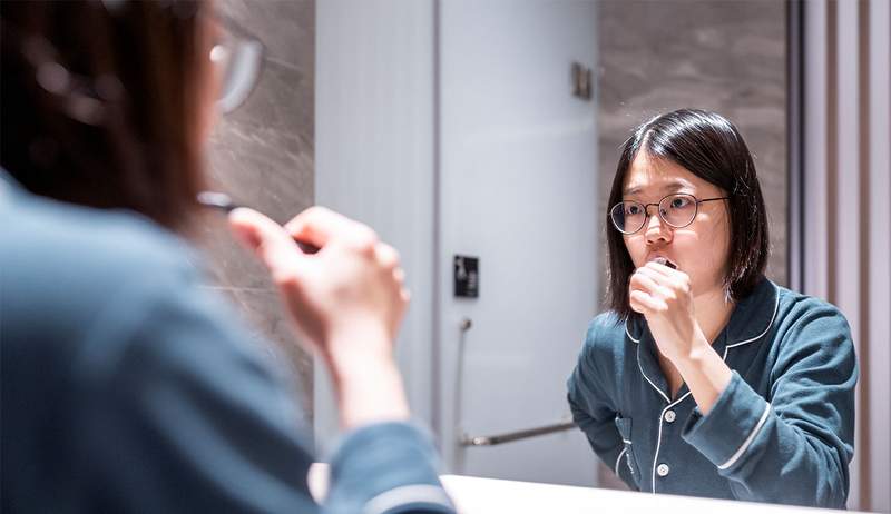 Si vous vous lavez le visage ou vous brossez les dents en premier? Un dentiste et un derme pèsent