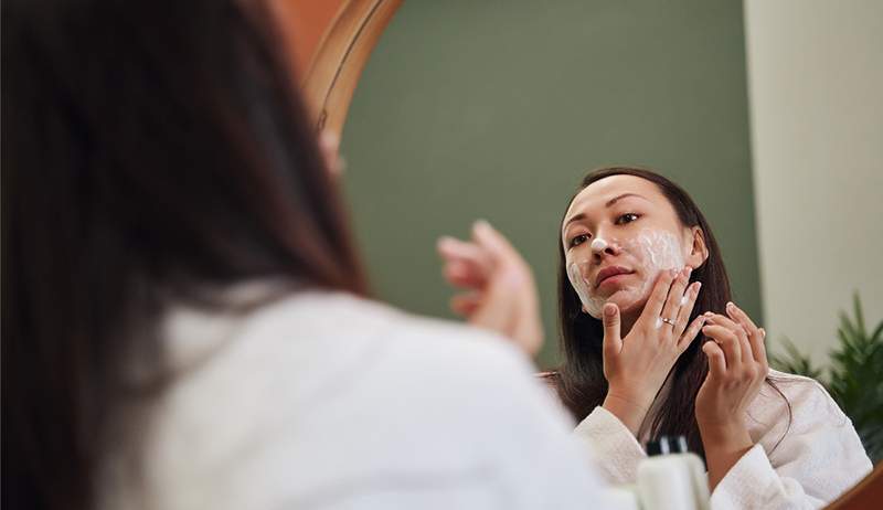 Rencontrez l'acide mandelic, le doux exfoliant parfait pour la peau qui ne peut pas décider s'il est gras ou sec