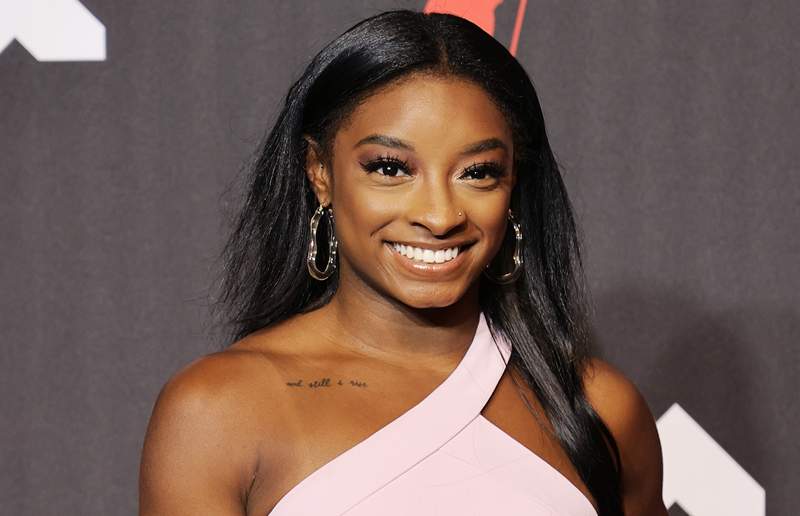 Simone Biles alcanza esta laca para el cabello de la farmacia que desafía la humedad de $ 4