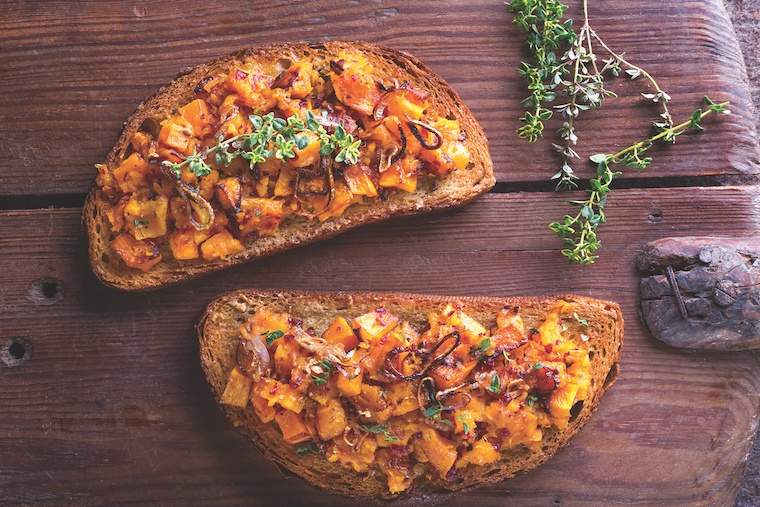 Mit diesem Butternut Squash Smash sehnen Sie sich zum Abendessen nach Toast auf Toast