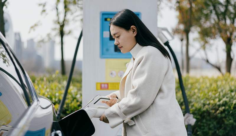 Una guía de híbrido vs. Autos eléctricos, por lo que puede elegir el que se adapte a su estilo de vida