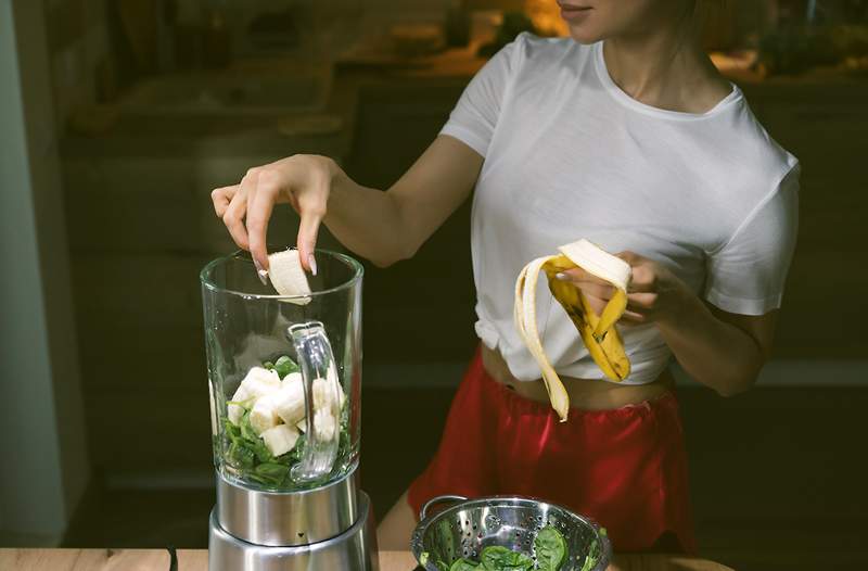 Blenderinize smoothie malzemeleri eklemeniz gereken kesin sipariş (böylece tekrar durdurmaktan kaçınabilirsiniz)