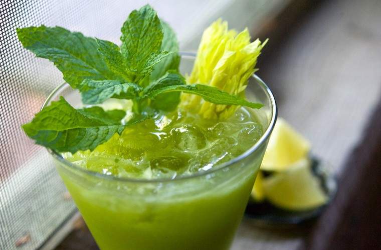 Questo cocktail sano ultra-refesante ha un sapore come l'acqua di spa a spillo