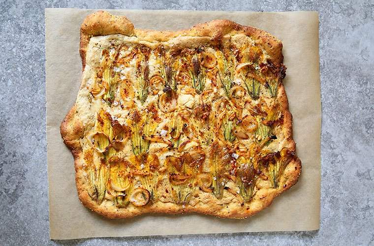 Squash Blossom Pizza ist das sommerliche Rezept, auf das Ihre Geschmacksknospen gewartet haben