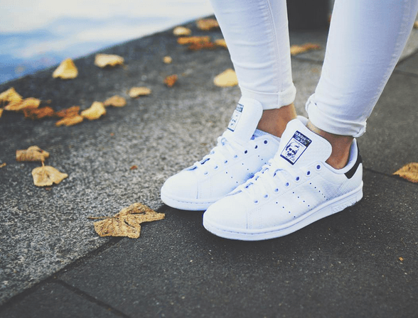 7 cara untuk menata sepatu stan smith Anda