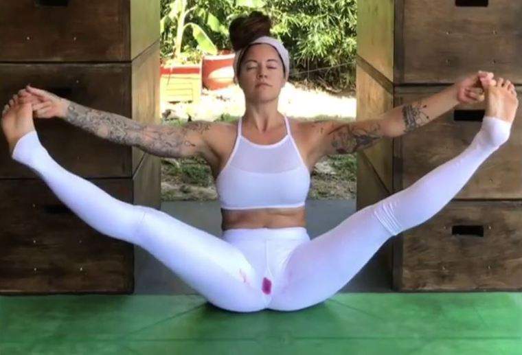 Le yogi derrière la vidéo virale de la période parle