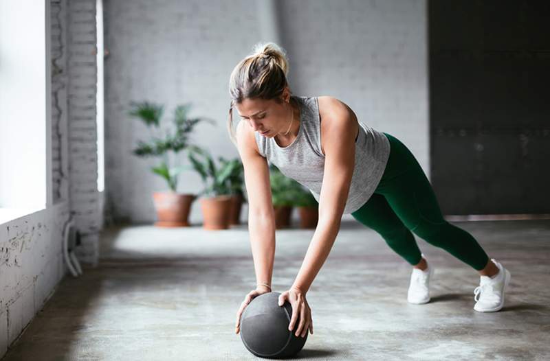 7 Ejercicios de pelota de medicina para principiantes para encender su núcleo