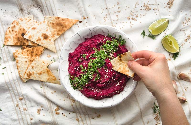 Ecco la ricetta per Hummus sano di barbabietola di Sweetgreen