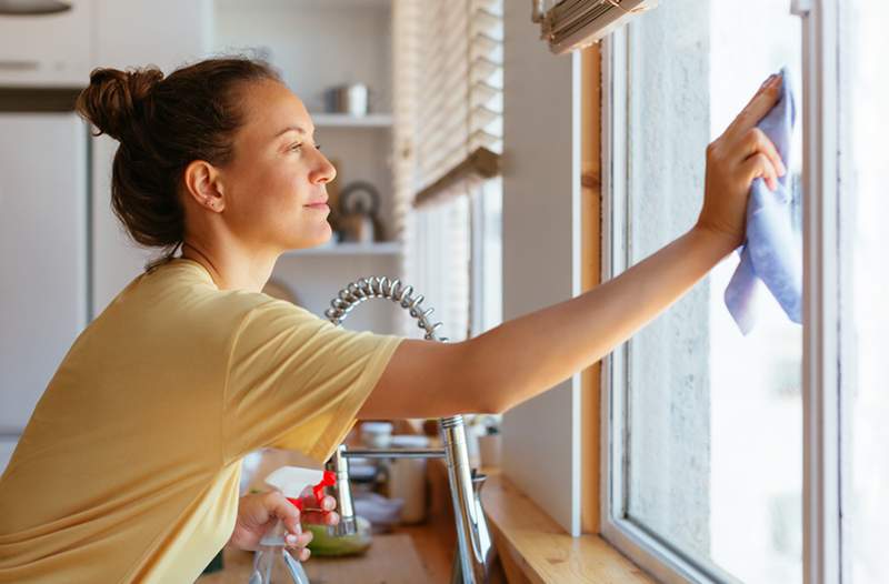 8 macchie di cucina puzzolente che stai sicuramente dimenticando di pulire