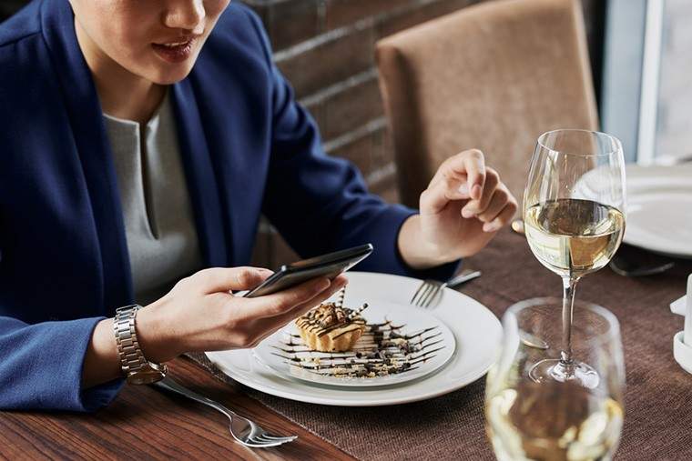 Pourriez-vous aller sans téléphone le soir du rendez-vous? Un restaurant le rend obligatoire