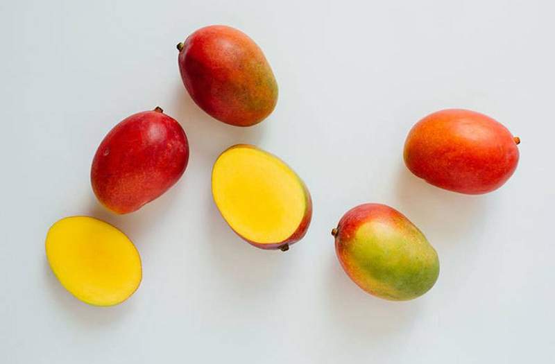 Tutto quello che devi sbucciare un mango è un bicchiere, un coltello e un sogno