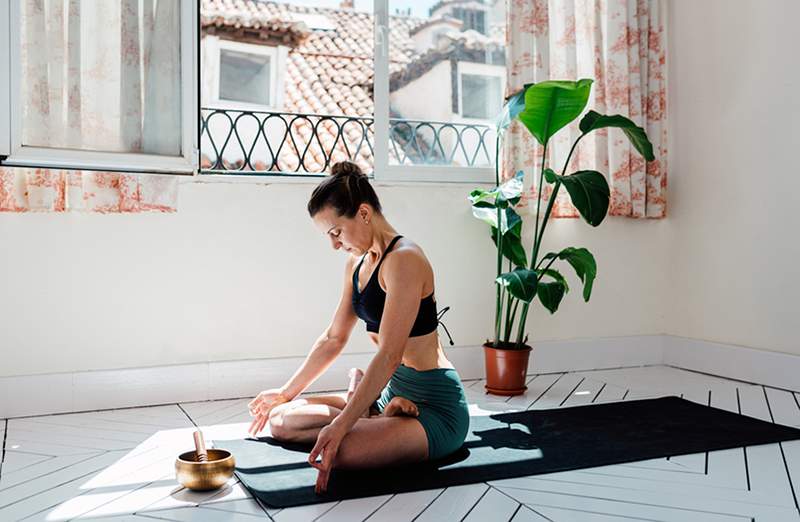 Lad din stress smelte helt væk med denne 30-minutters yogastrøm