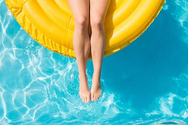 Obtenez une étape comment sécher à brosser votre corps pour la plage ou la piscine