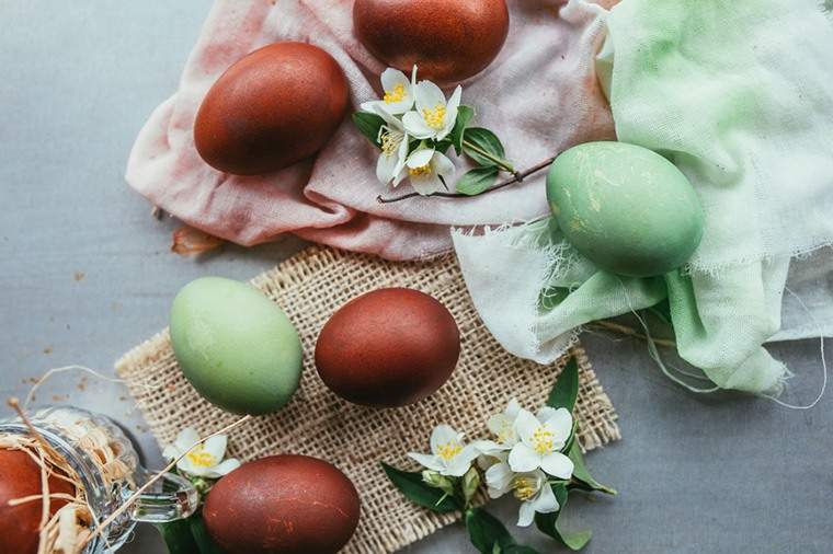 Cómo usar superalimentos para teñir tus huevos de Pascua