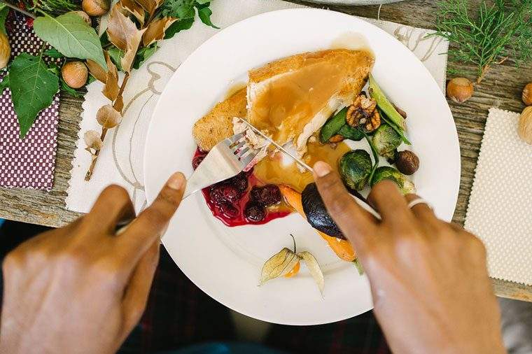 Alasan ilmiah untuk makan malam Thanksgiving Anda perlahan