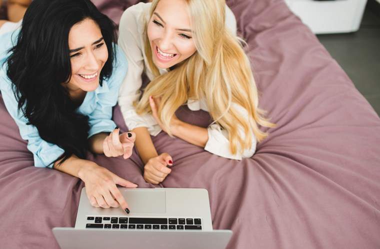 5 Rancangan TV di Netflix yang sesuai untuk sesh pesta-pesta dengan BFF anda