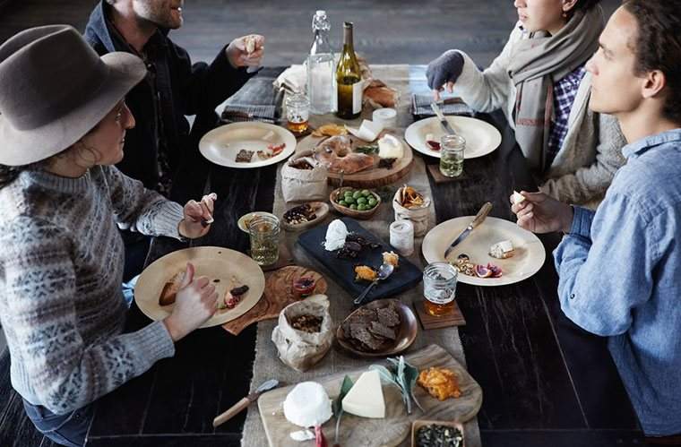 Jak gościć Friendsgiving, według właścicieli najmodniejszego miejsca ślubu Catskills