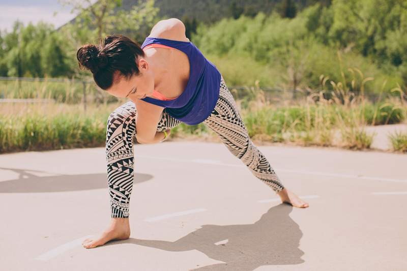 Cara terbaik untuk membuka badan anda dalam yoga (dan memerangi bahu bulat)? Masuk ke dalam mengikat