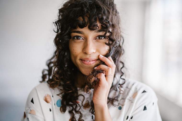 Como obter uma pele brilhante sem alternar toda a sua rotina de beleza