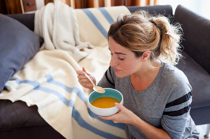 A sopa de macarrão de frango é * cientificamente * cura para sua alma cheia de gripe