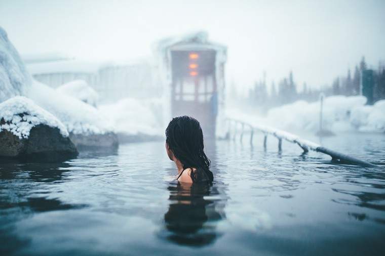 Seu guia para as tradições restauradoras de banho de inverno do Japão