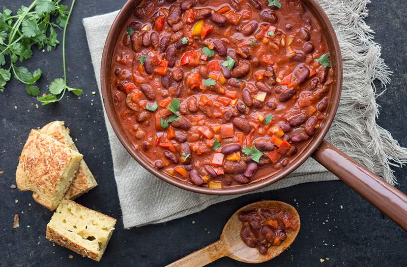 8 zdravih receptov za vegetarijanske čili z visoko beljakovinami, ki jih lahko naredimo to zimo