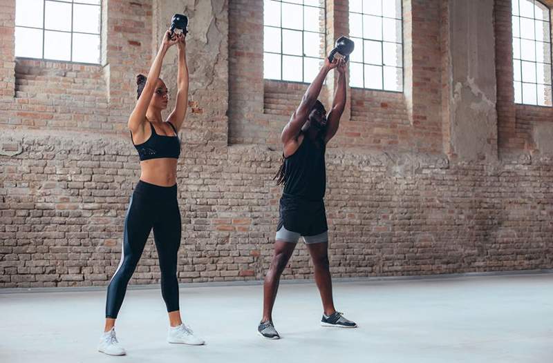 Machen Sie mit 6 Arm-Sculpting-Kettlebell-Workouts in Schwung der Dinge