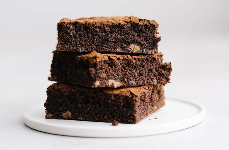 Questa ricetta brownies di fagioli neri a base vegetale produce un dessert deliziosamente ricco di proteine