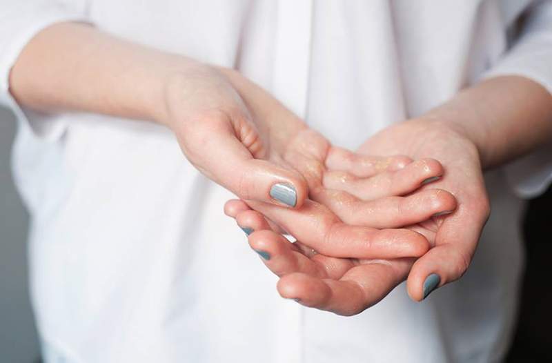 Cómo guardar su manicura de las cutículas divididas y las manos secas, según los profesionales