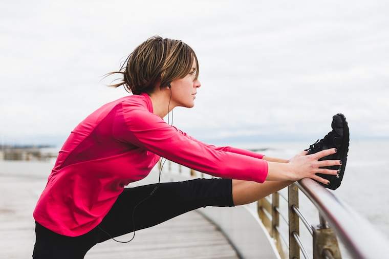 6 allungamenti che ogni corridore dovrebbe fare prima e dopo un allenamento