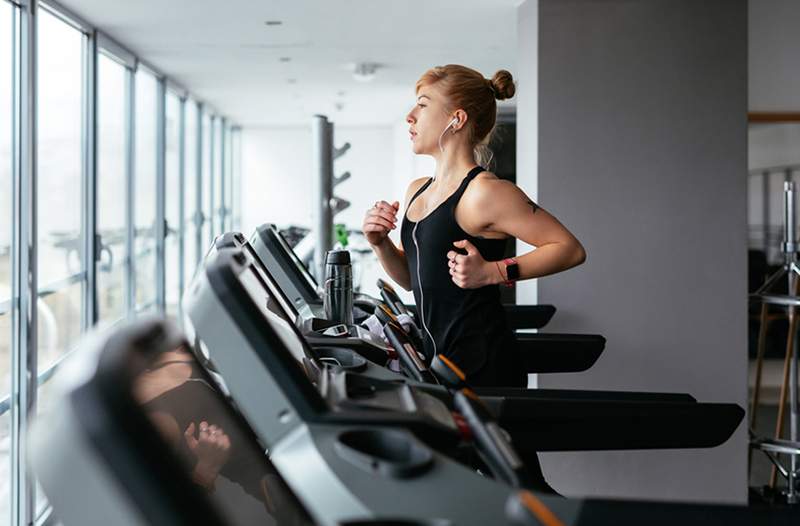 Cómo dejar de fijarse en las métricas de entrenamiento, según un psicólogo del ejercicio