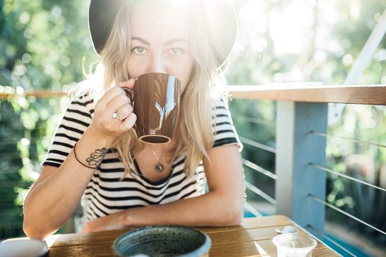 4 maneiras de sobrecarregar seu café por um impulso instantâneo da manhã