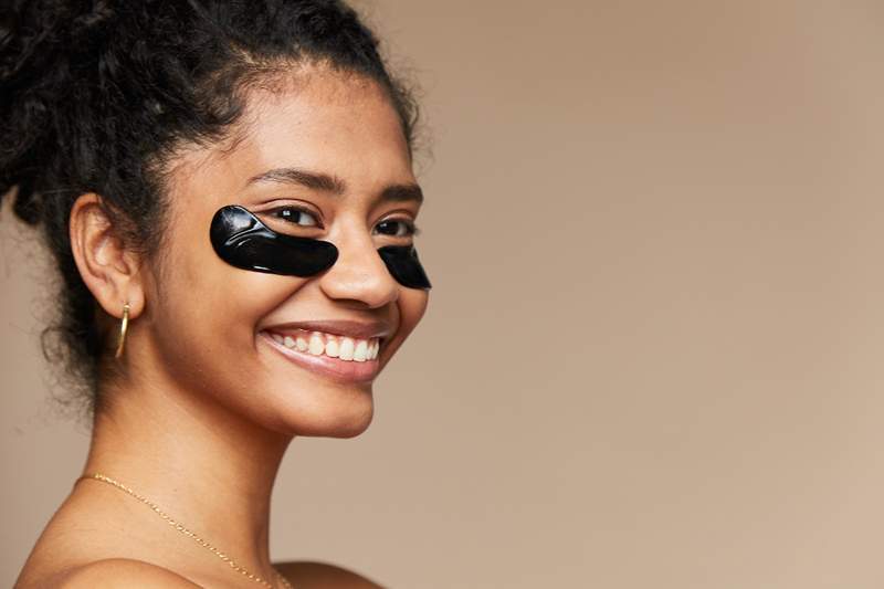 6 sous les produits de masque oculaire qui rafraîchissent instantanément la peau gonflée et déshydratée