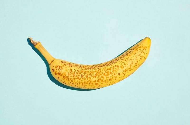 9 manieren om overrijpe bananen te gebruiken voordat ze een fruitvlieg fanclub aantrekken