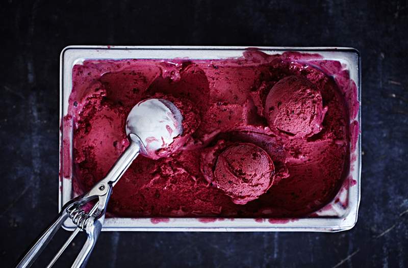 Detta 2-ingrediens Vegan Blueberry Ice Cream Recept uppfyller din sötaste söta tand